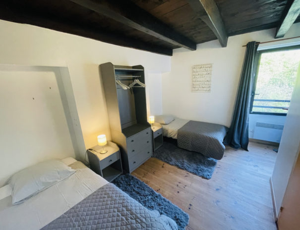 Chambre du gîte milieu avec deux lits simples 90 cm