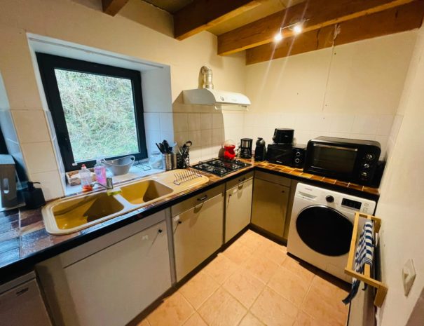 Cuisine du gîte milieu avec lave-linge séchant