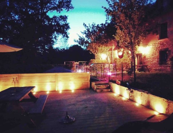 La terrasse et la maison de nuit