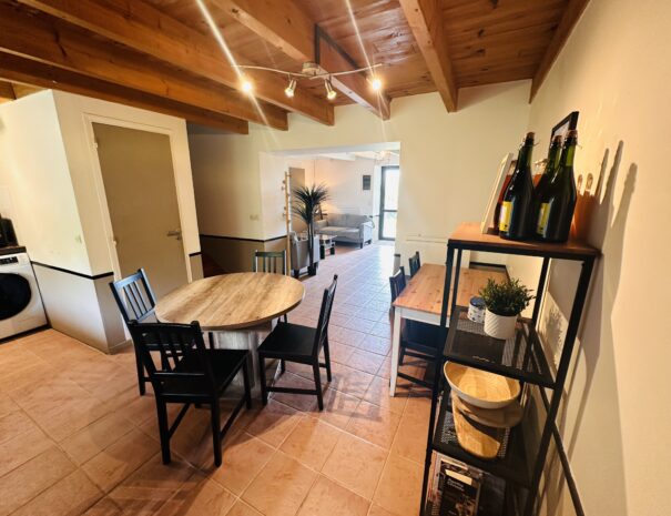 Table de cuisine dans le gîte milieu