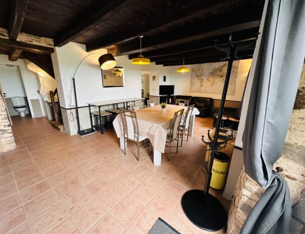 Salle à manger du gîte droite