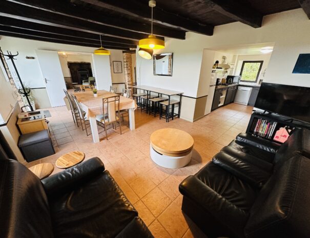 Salle conviviale du gite de droite qui communique avec le gîte du milieu pour vous réunir à 20 personnes