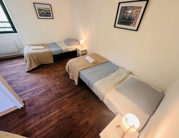 Chambre du gîte droite avec deux lits simples 90 cm
