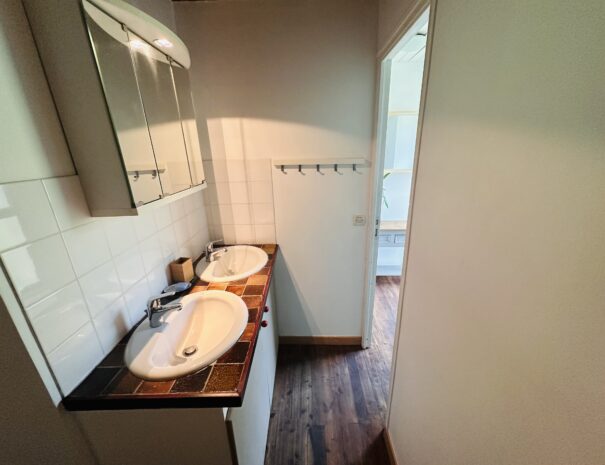 Salle de bains à l'étage du gîte droite