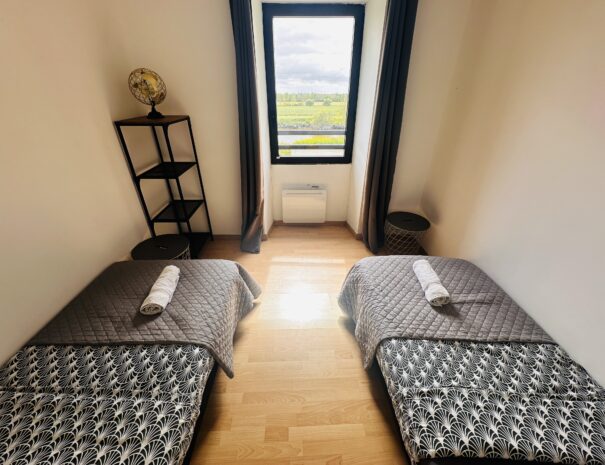 Chambre du gîte droite avec deux lits simples 90 cm