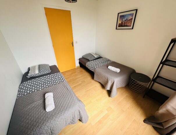 Chambre du gîte droite avec deux lits simples 90 cm