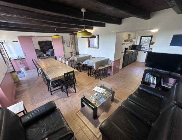 Salle à manger pour se réunir à 20 personnes