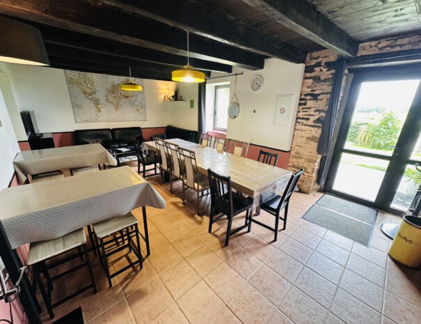 Gite droite : entrée et salle à manger / salon pour se réunir jusqu'à 20 personnes