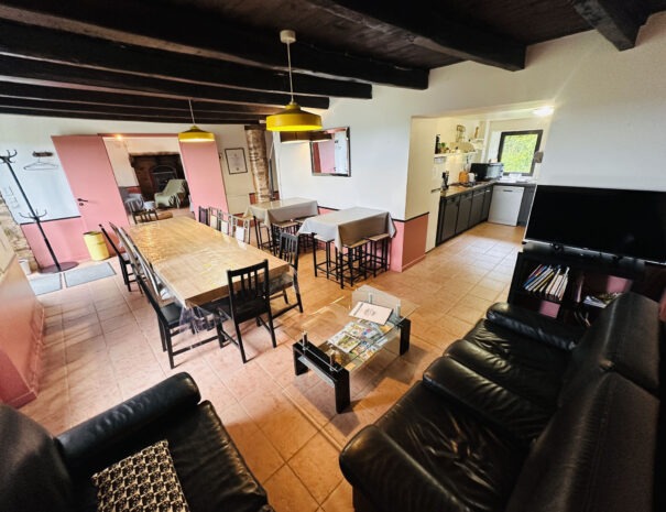 Gite droite : salle à manger / salon pour se réunir jusqu'à 20 personnes + vue sur la double porte qui communique avec le gite du milieu