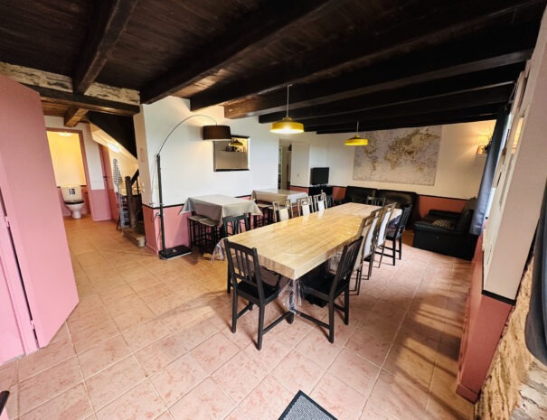 Gite droite : salle à manger / salon pour se réunir jusqu'à 20 personnes