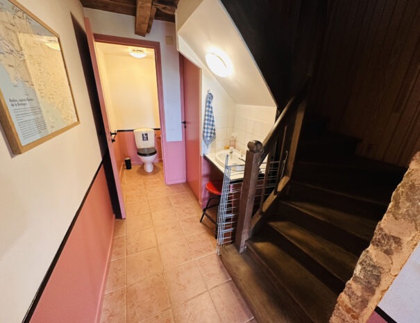 Gite droite : WC du bas et escalier qui mène aux chambres à l'étage
