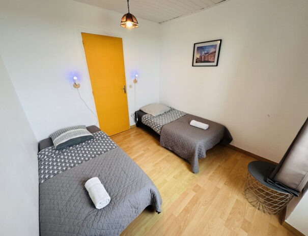 Gite droite : chambre 1 avec 2 lits simples 90 cm