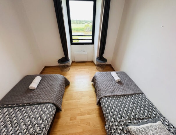 Gite droite : chambre 1 avec 2 lits simples 90 cm