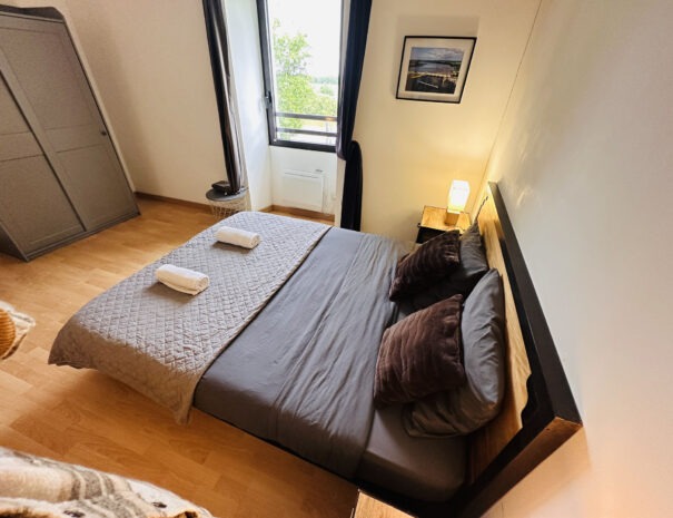 Gite droite : Chambre 2 avec 1 lit double 160 cm + 1 lit simple 90 cm