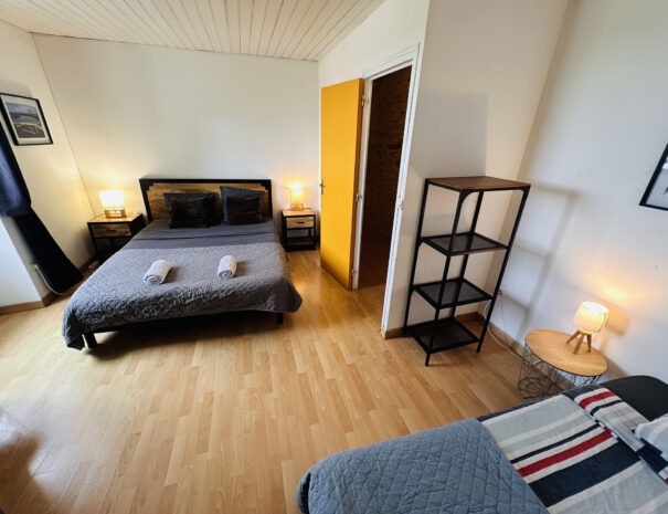 Gite droite : Chambre 2 avec 1 lit double 160 cm + 1 lit simple 90 cm