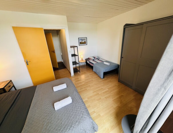 Gite droite : Chambre 2 avec 1 lit double 160 cm + 1 lit simple 90 cm