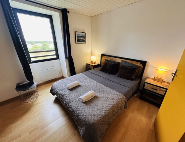 Gite droite : Chambre 2 avec 1 lit double 160 cm + 1 lit simple 90 cm