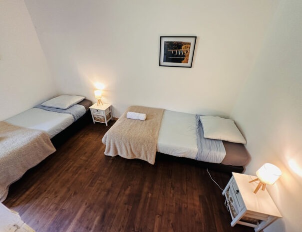Gite droite : chambre 3 avec 2 lits simples 90 cm