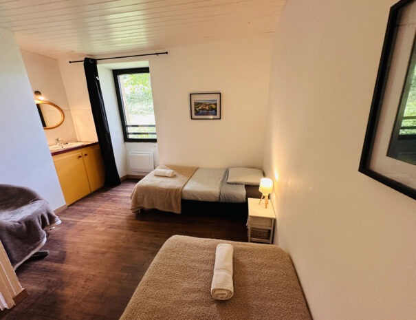 Gite droite : chambre 3 avec 2 lits simples 90 cm