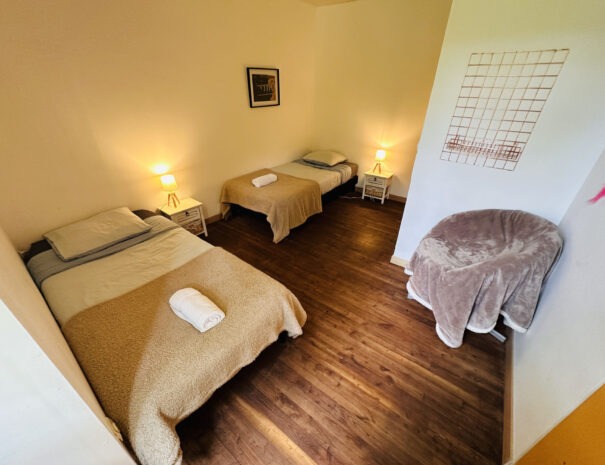 Gite droite : chambre 3 avec 2 lits simples 90 cm