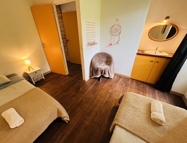 Gite droite : chambre 3 avec 2 lits simples 90 cm