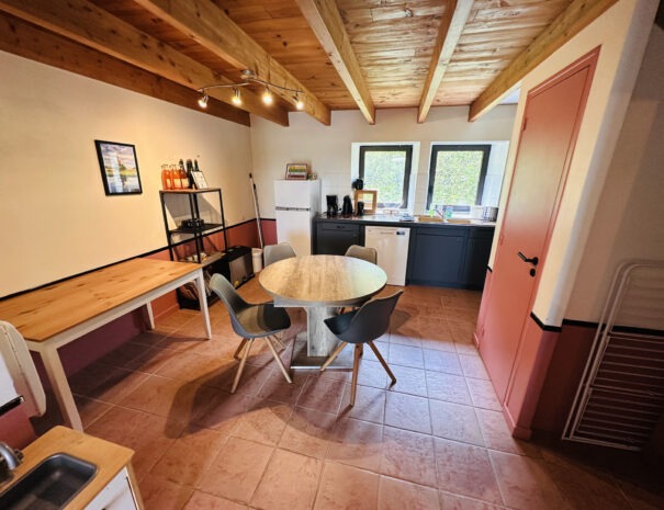 Gite milieu : salle à manger et cuisine