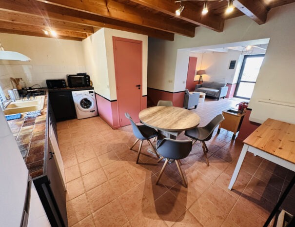 Gite milieu : salle à manger et cuisine