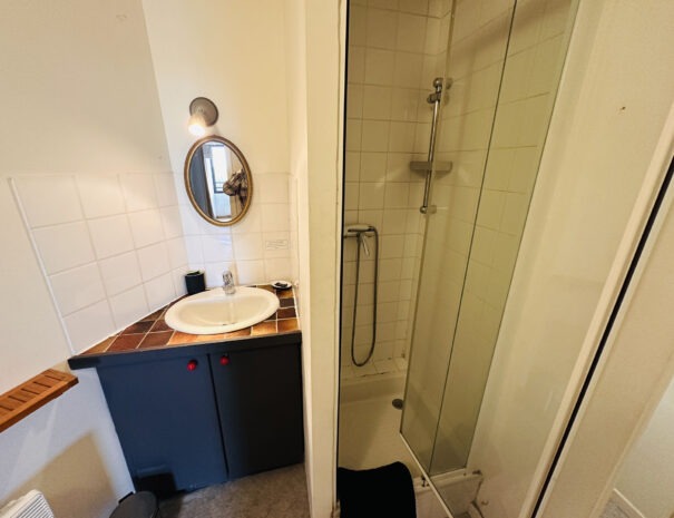 Gite milieu : salle de bains à l'étage