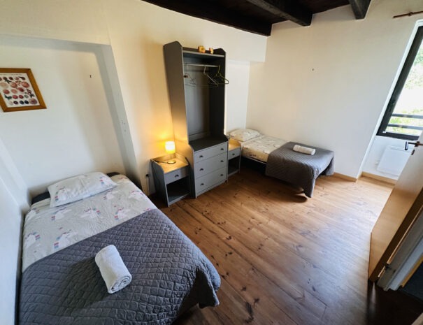Gite milieu : Chambre 1 avec 2 lits simples 90 cm