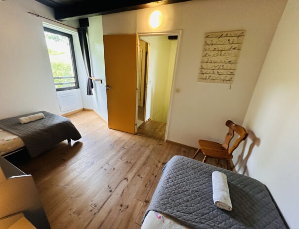 Gite milieu : Chambre 1 avec 2 lits simples 90 cm