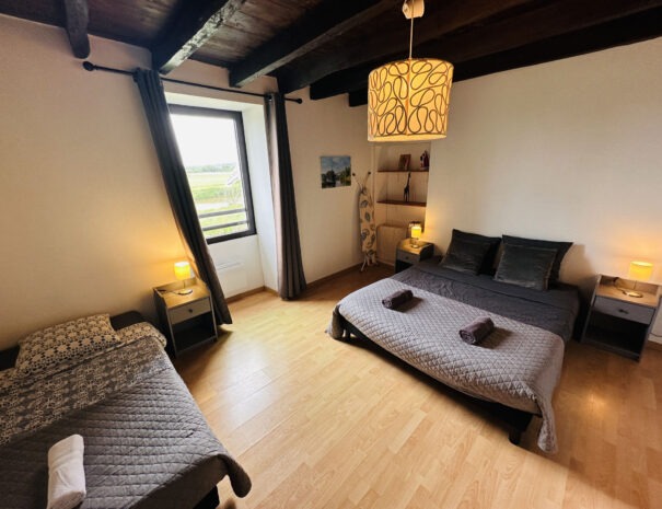 Gite milieu : Chambre 2 avec 1 lit double 160 cm + 1 lit simple 90 cm