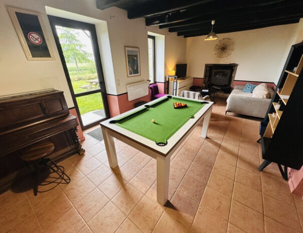 Gite gauche : salon avec billard et cheminée