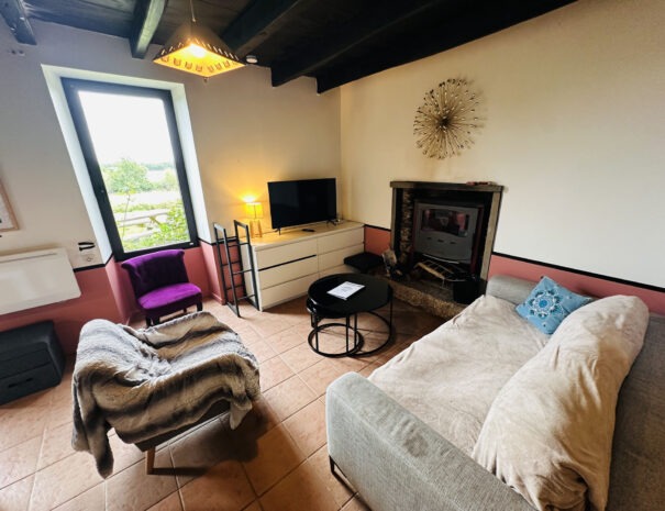 Gite gauche : salon avec cheminée