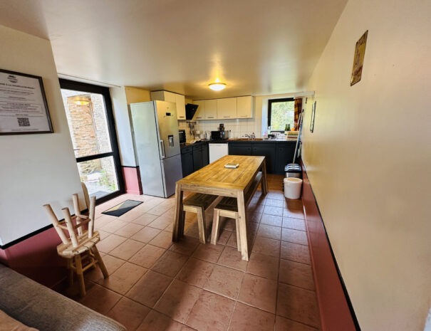 Gite gauche : salle à manger / cuisine