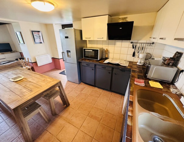 Gite gauche : salle à manger / cuisine