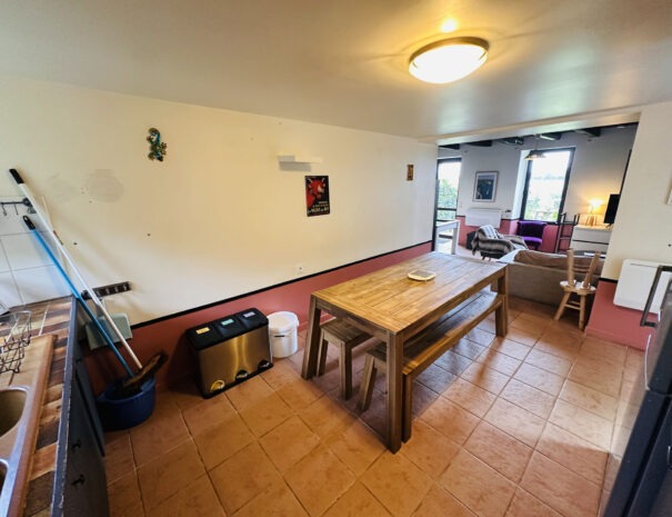 Gite gauche : salle à manger / cuisine