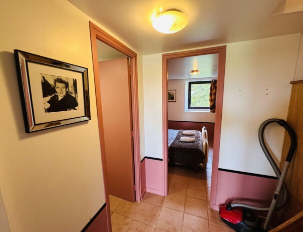 Gite gauche : accès à la chambre 1 au rez-de-chaussée