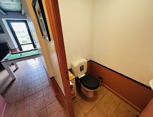 Gite gauche : WC du bas à côté de la chambre 1