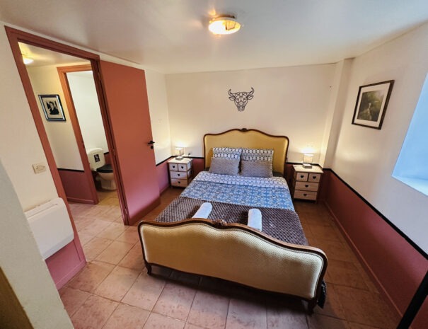 Gite gauche : chambre 1 au rez-de-chaussée avec 1 lit double 140 cm