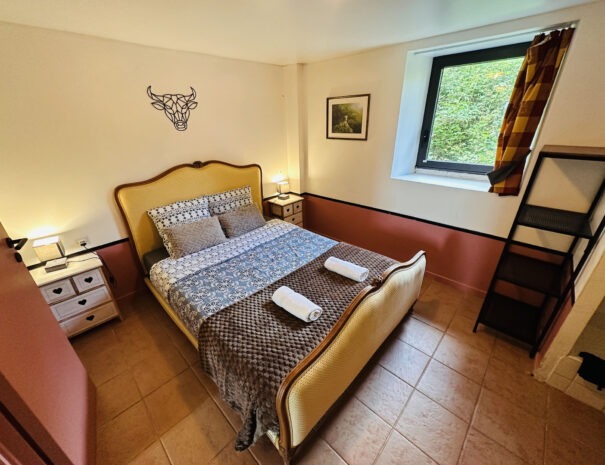 Gite gauche : chambre 1 au rez-de-chaussée avec 1 lit double 140 cm