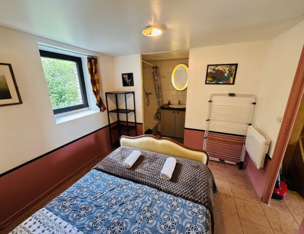 Gite gauche : chambre 1 au rez-de-chaussée avec 1 lit double 140 cm et petite salle de bains