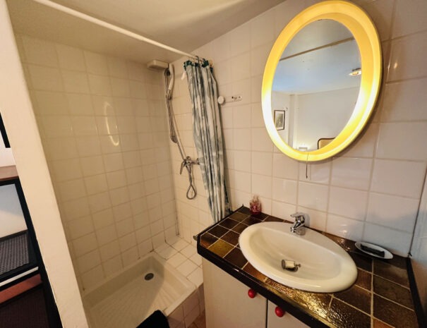 Gite gauche : salle de bains de la chambre au rez-de-chaussée