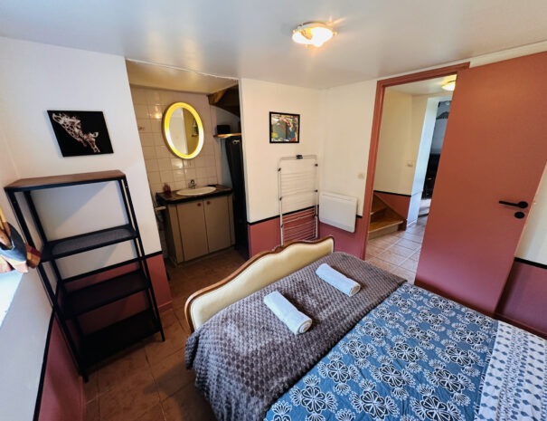 Gite gauche : chambre 1 au rez-de-chaussée avec 1 lit double 140 cm et salle de bains