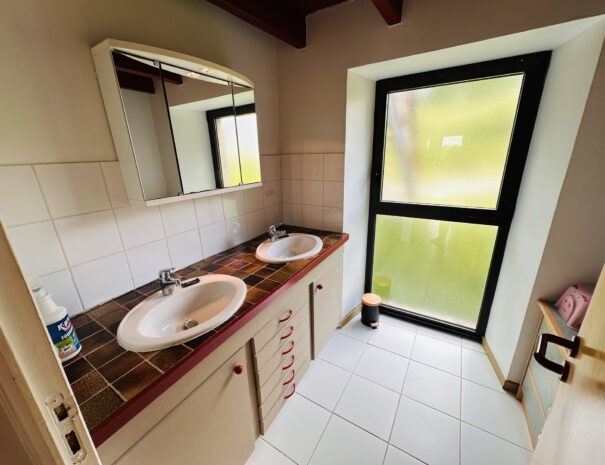 Gite gauche : salle de bains à l'étage