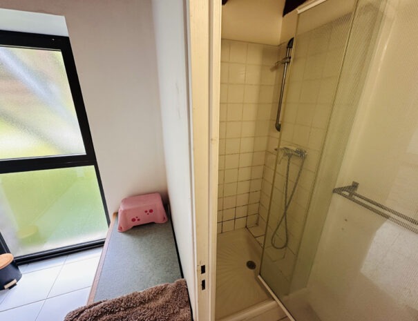 Gite gauche : salle de bains à l'étage