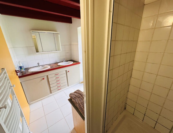 Gite gauche : salle de bains à l'étage