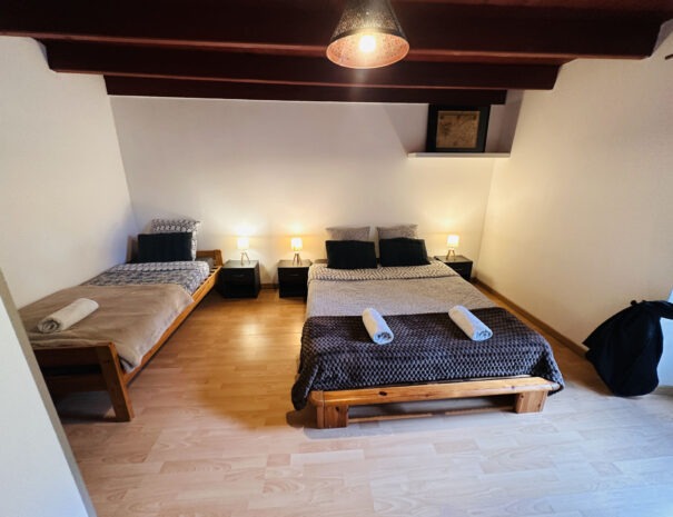 Gite gauche : chambre 2 à l'étage avec 1 lit double 160 cm + 1 lit simple 90 cm