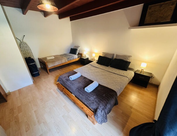 Gite gauche : chambre 2 à l'étage avec 1 lit double 160 cm + 1 lit simple 90 cm