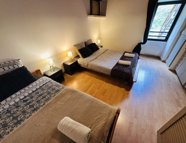 Gite gauche : chambre 2 à l'étage avec 1 lit double 160 cm + 1 lit simple 90 cm
