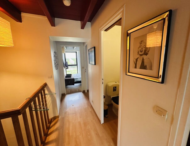 Gite gauche : couloir des chambres à l'étage